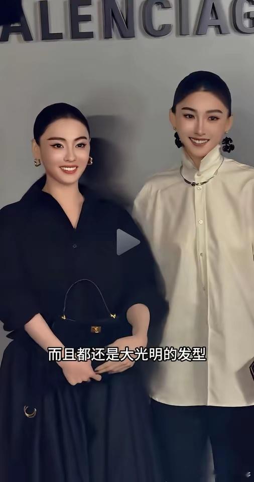 跟张柏芝合影的美女估计要火了！不是她比张柏芝高，也不是她比张柏芝漂亮，而是她长的