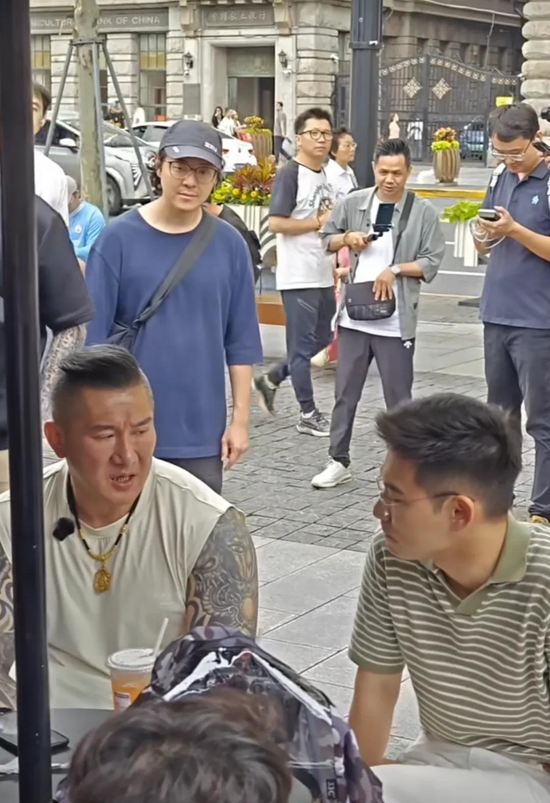 台网红馆长在上海外滩游玩，很受粉丝们欢迎，在外滩上被粉丝们围着要求合影拍照，看来