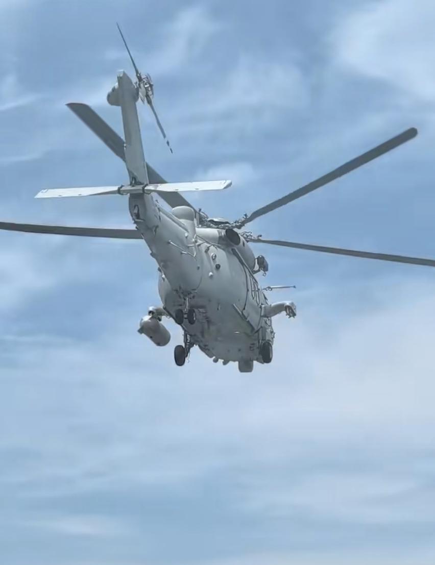 有网友拍到沿高速公里超低空飞行的海军直-20J，机身单侧挂着1个副油箱