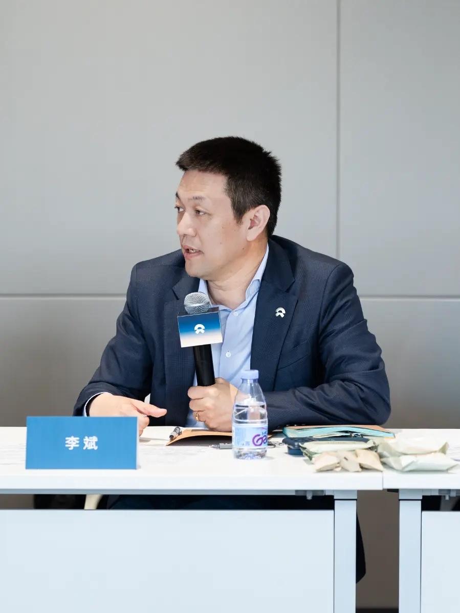 蔚来亏损了11年终于盈利了母公司给李斌李斌一份800亿的奖励计划。当然条件也