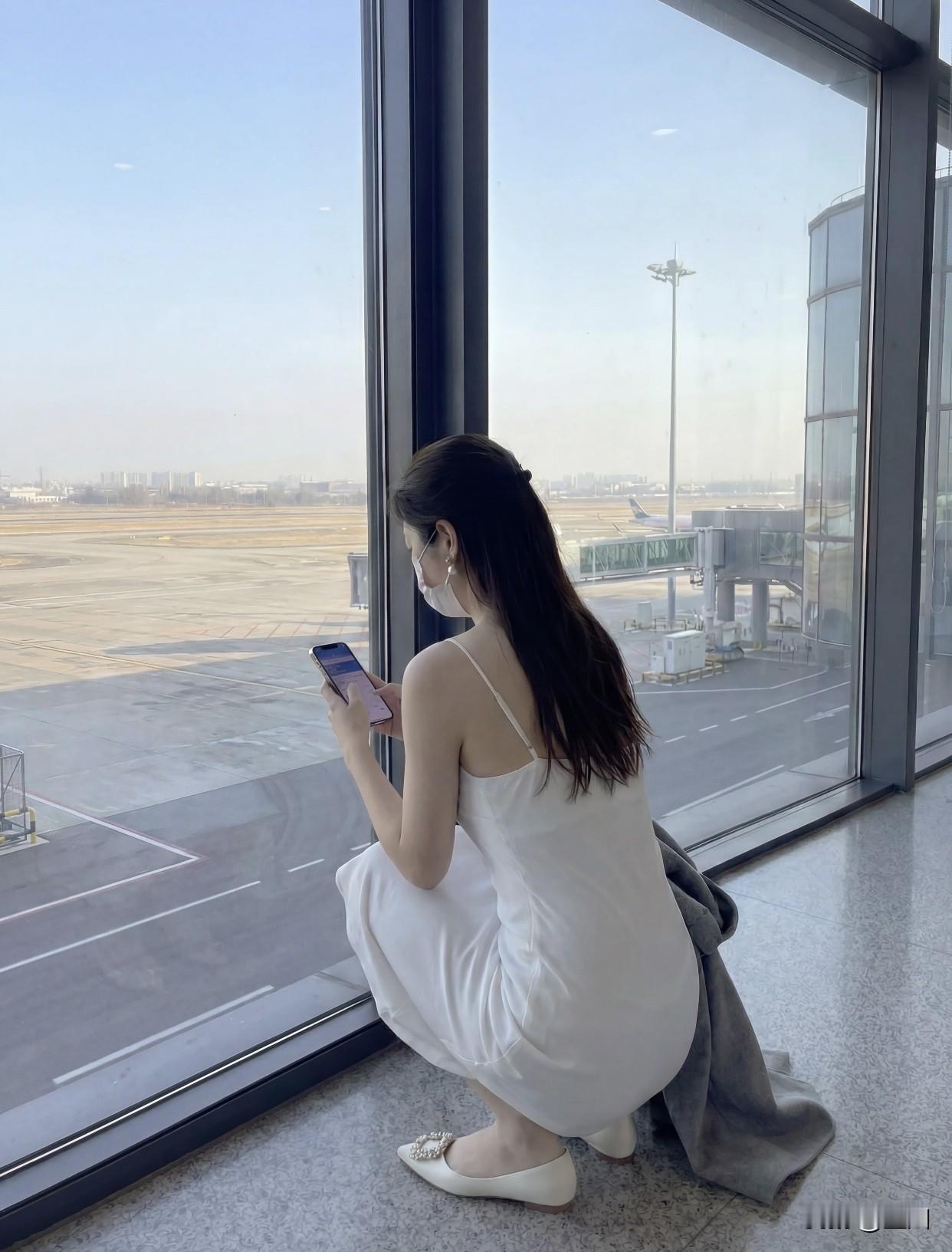 美女的魅力能有多大？走进大自然，轻盈长裙随风飘，简约户外装备实用又时尚。不同风格