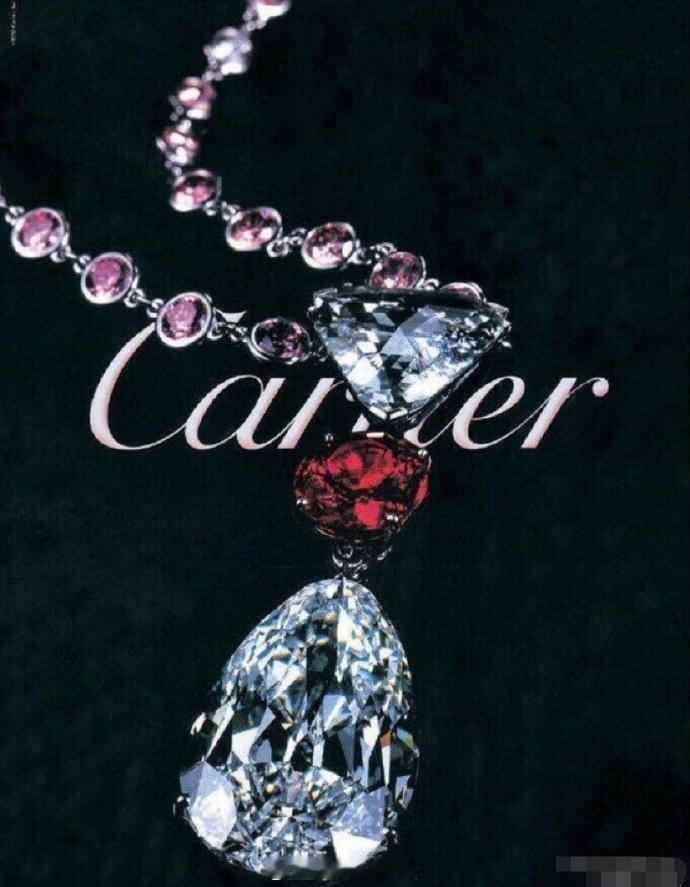 曾属于泰国王后诗丽吉的钻石吊坠，结构就是三角形钻+圆形红宝石+水滴钻，来自卡地亚