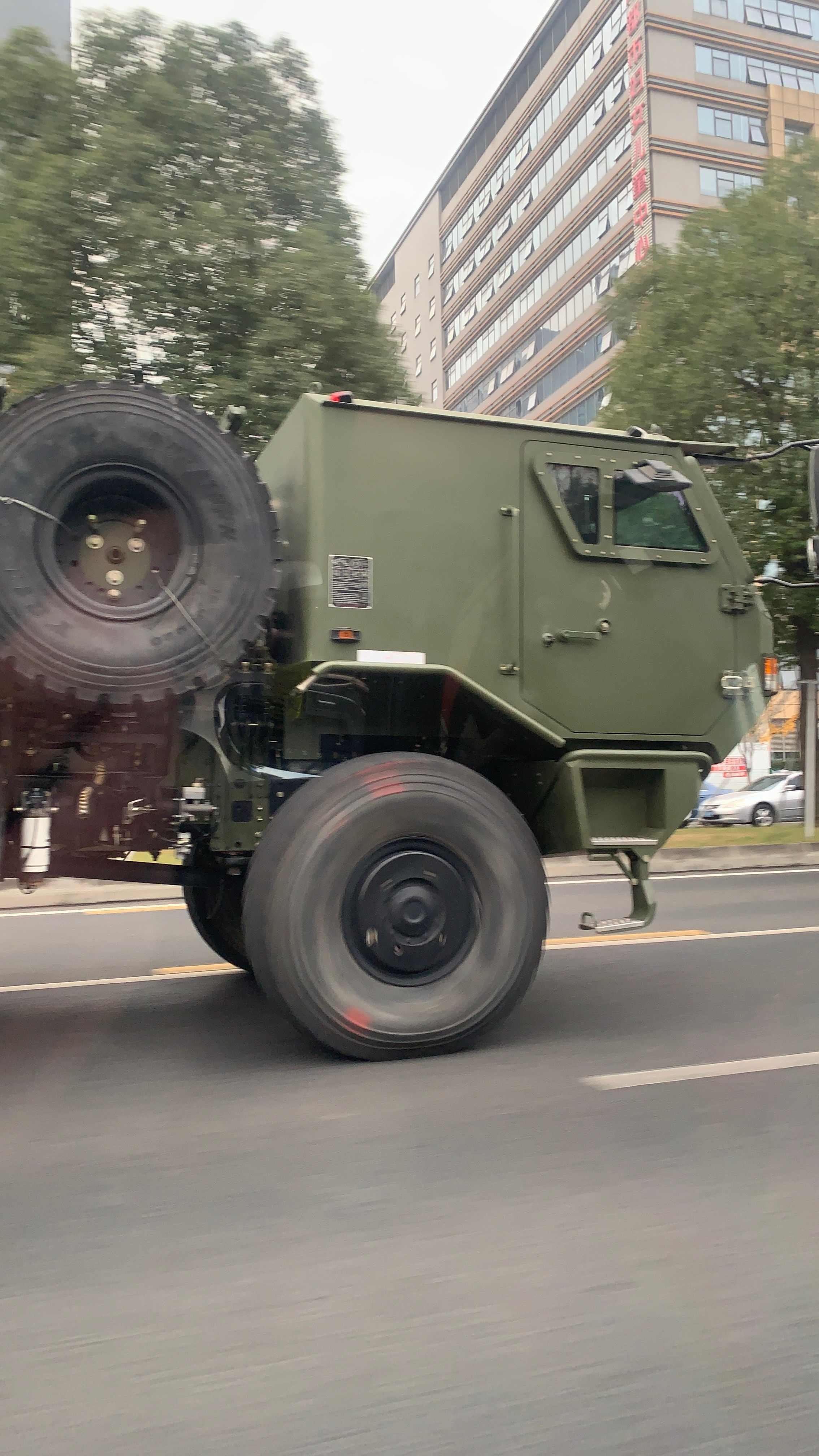 路上偶遇，这轮胎比小车还高