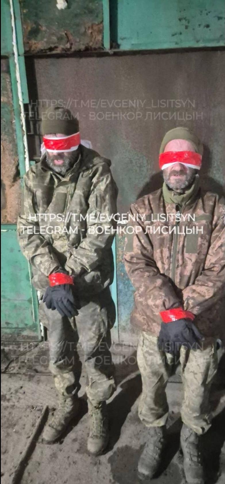 俄罗斯第3集团军第6哥萨克旅的战士在塞维尔斯克俘虏的乌克兰武装部队士兵。