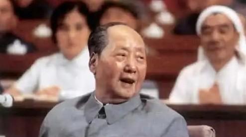 1981年，有人想动手否定毛主席，胡乔木提出不再称“毛主席”，改叫“毛泽东”，但