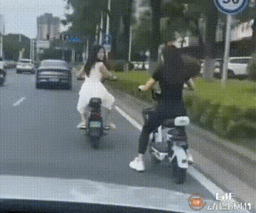 两位年纪轻轻的女孩，在公路上骑电动车兜风，穿搭黑色衣服的女孩，用左脚蹬踏一下穿白