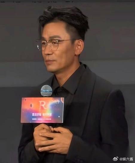 王宝强这回真不一样了，穿黑袍戴礼帽，狠劲儿从眼睛里透出来。新电影《狠家伙》搭档