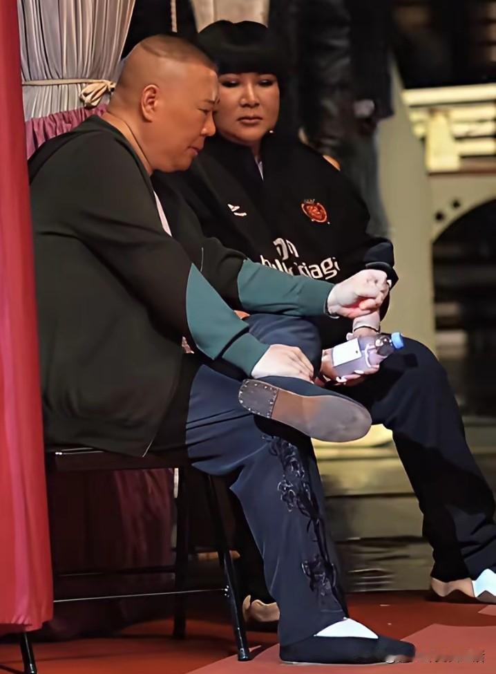 郭德纲能有今天，妻子王惠得有一半的功劳。落魄的时候跟着他，回家把夏利卖了，也支