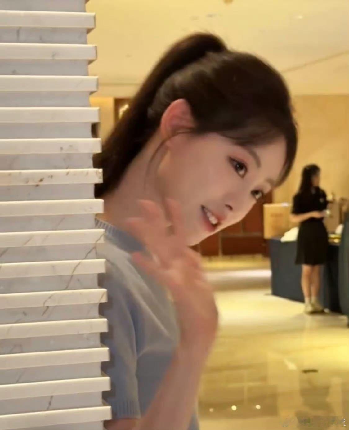 祝绪丹的眼神真的绝了！坚定中带着温柔，清爽气质扑面而来，里的祝班长，就是白月