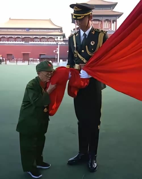 今日话题1945年，一个“小男孩”在街上碰见日军军官茨谷五雄，随后礼貌地鞠躬。
