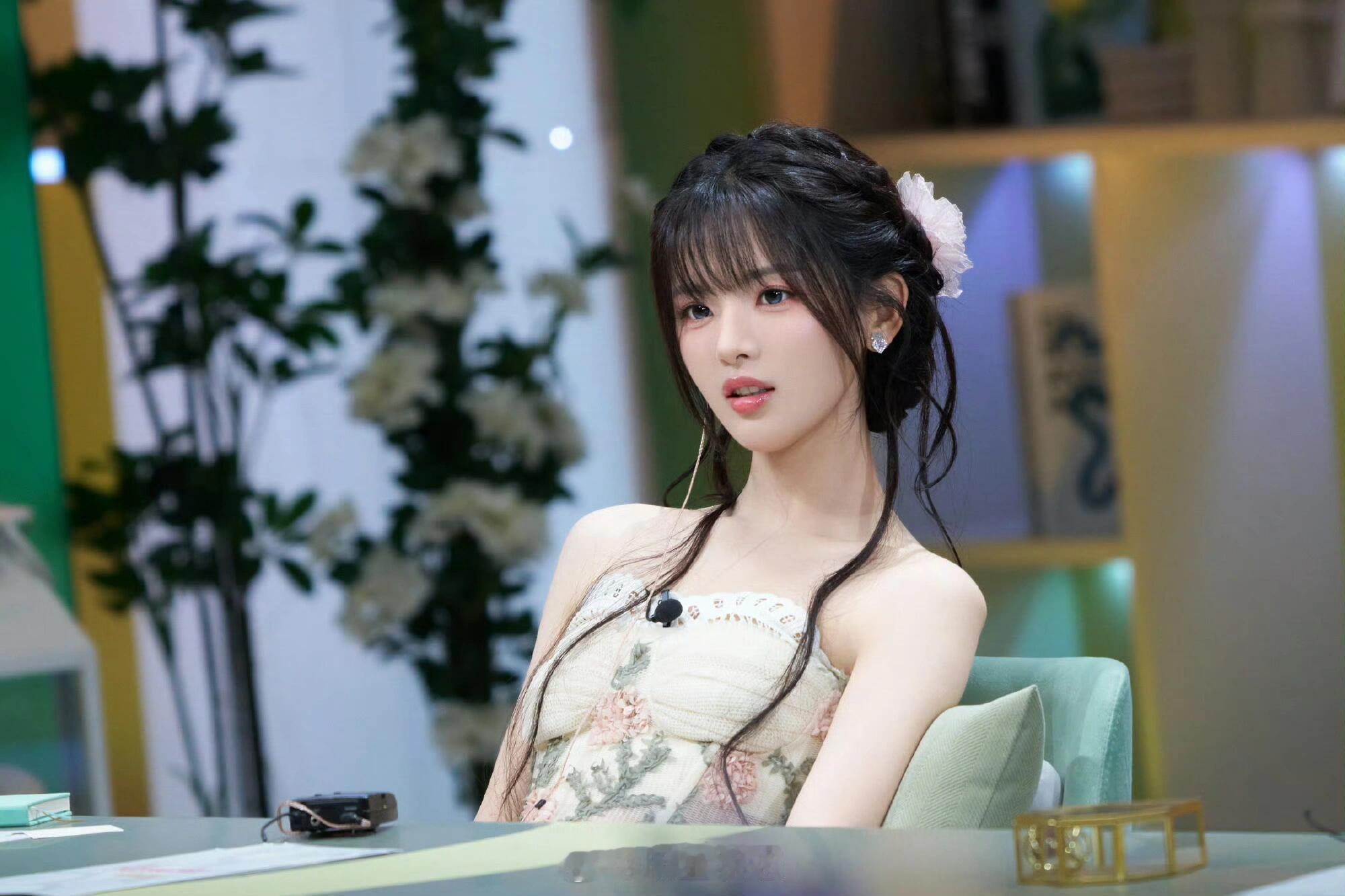 这期是甜妹，我先甜了🥰杨超越. 肩颈线条干净柔和，繁花缀裙，少女感满满。