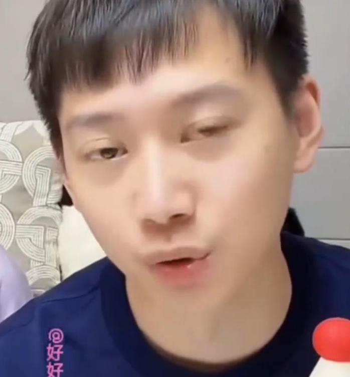周雨直播说：见到孙颖莎第一印象，就是充满灵性的小精灵。莎莎和鳗鱼刚进国家队，