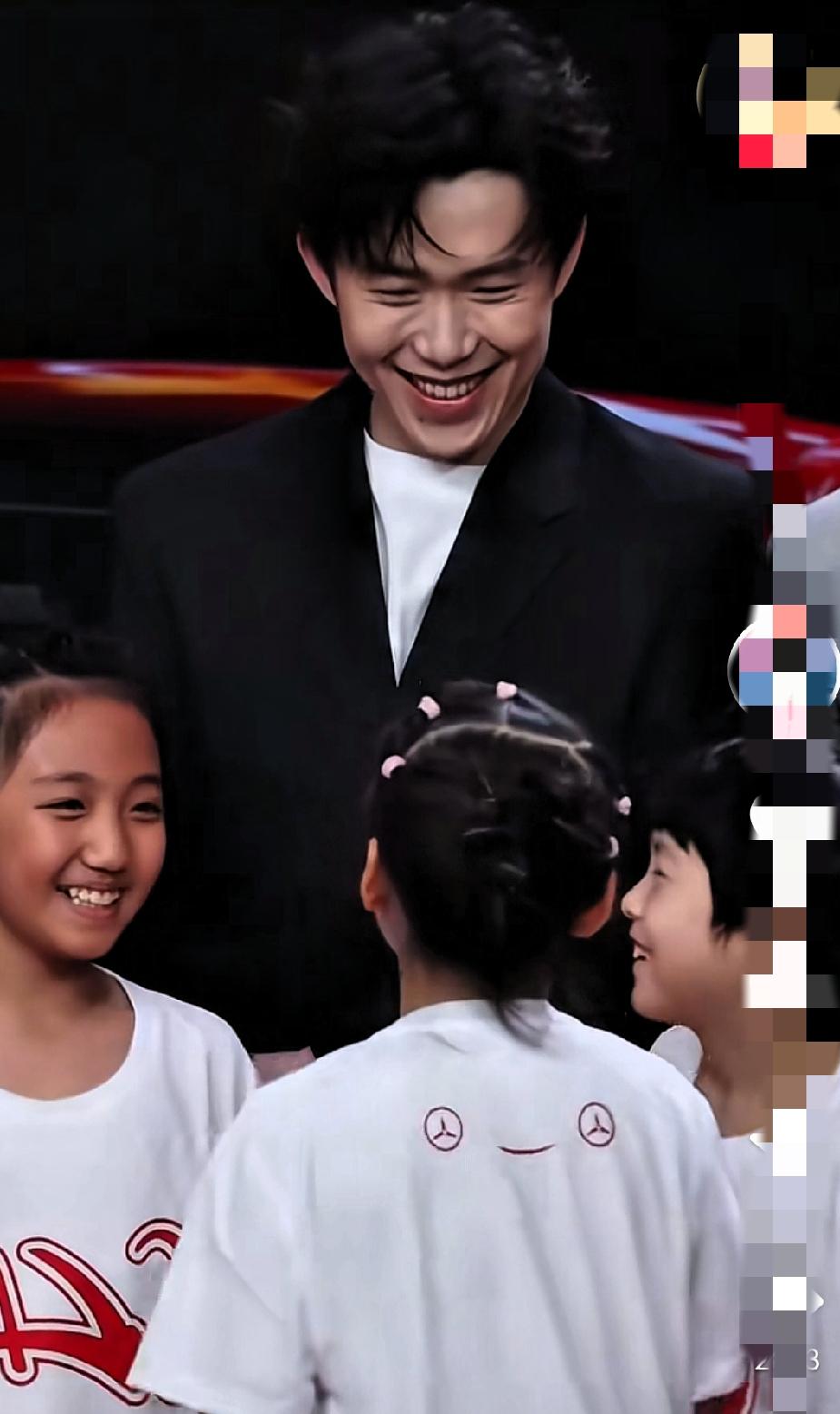 她哥笑起来真帅啊！大头的笑太有治愈性了，嘴角不自觉跟着上扬，这个孩子值得拥有