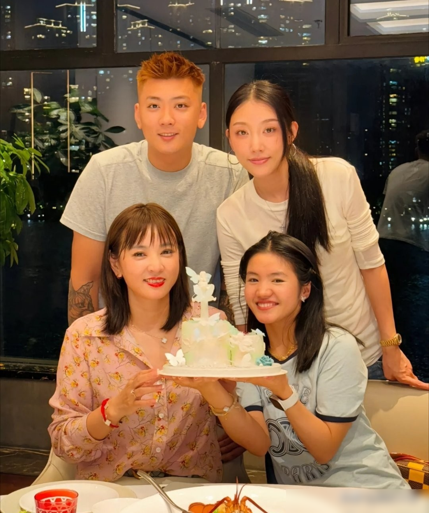 人设崩了四个字，比《变形计》的剧本还要魔幻。优优小号30天干到75万粉，晋妈530万大号反手掉粉4万