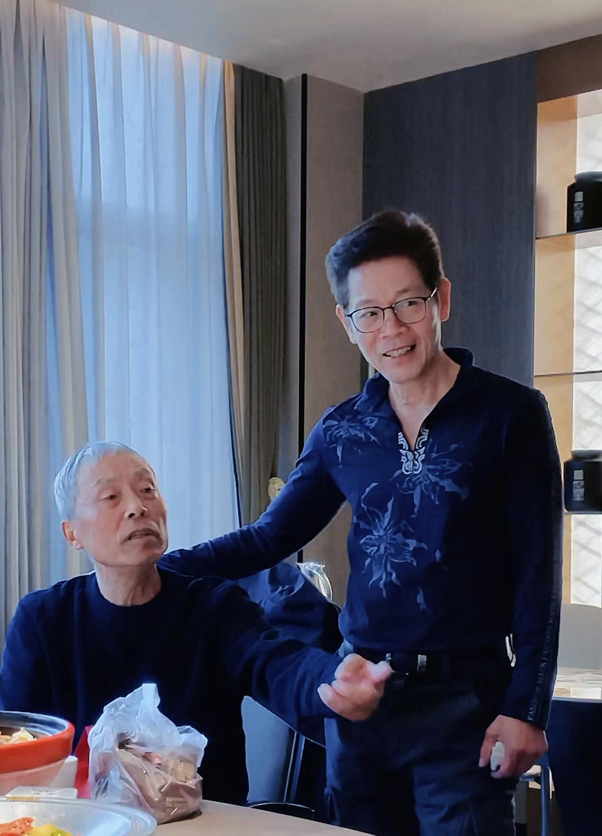 和发小同框的瞬间，我懂了坚持运动的意义时隔多年再和老同学相聚，一张合影，成了