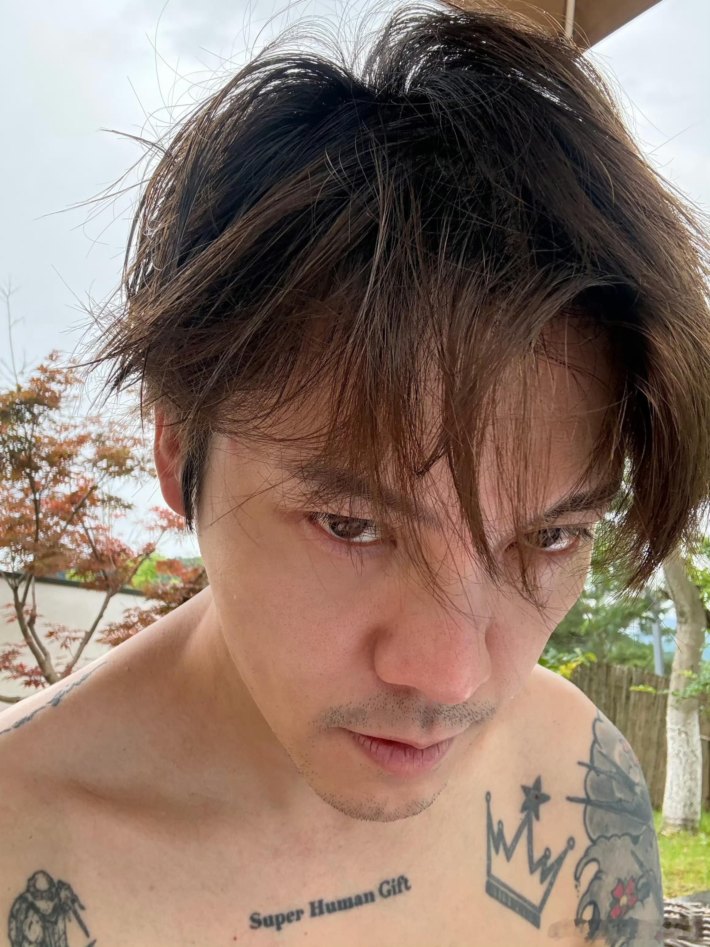 嘿嘿喜欢看哥的纹身🤤陈伟霆出发巴黎时装周陈伟霆在一片哇声中害羞了
