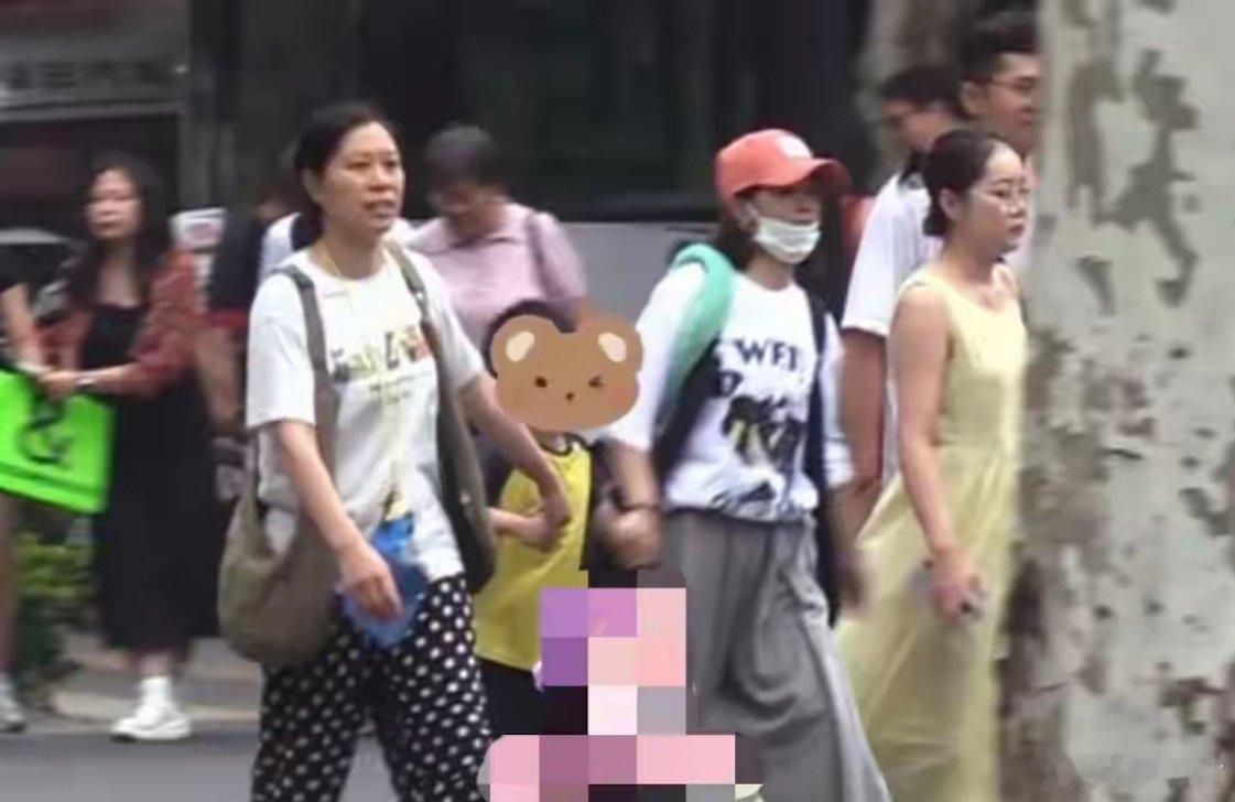 赵丽颖弯腰听想想讲话赵丽颖和儿子现身街头，听儿子讲话表情认真，想想身高蹿得好