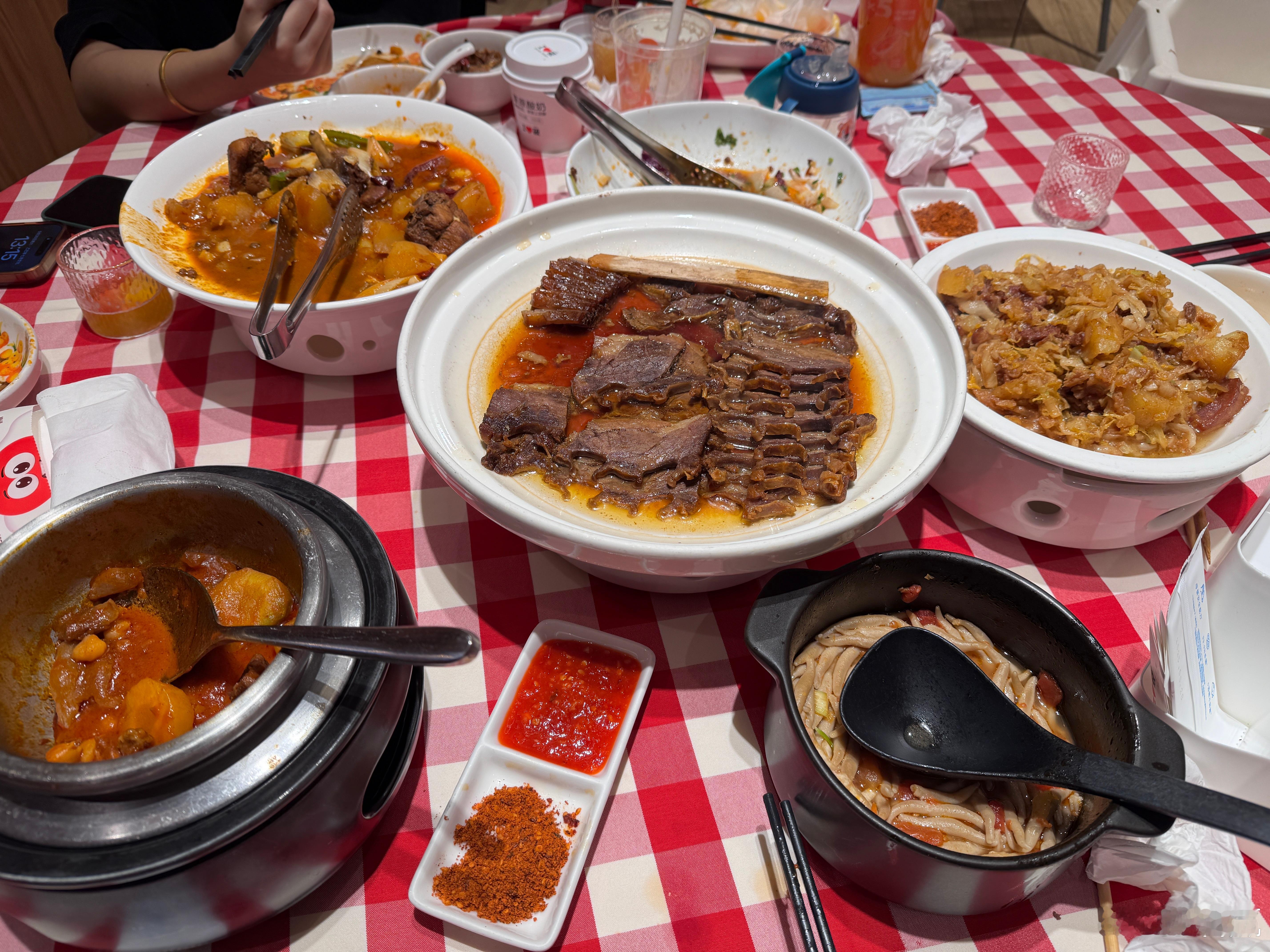 罗永浩回应西贝闭店看了一下文章，很明显是各执一词，谁也没办法说服对方，都觉得自己