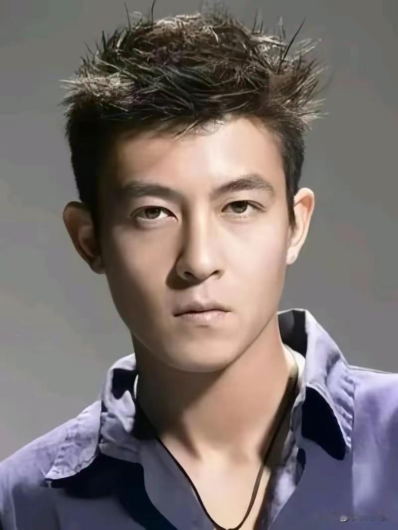 看某台的跨年晚会，男明星们全部跟风留油头、寸头、高颅顶背头，可咋看咋觉得少点灵魂