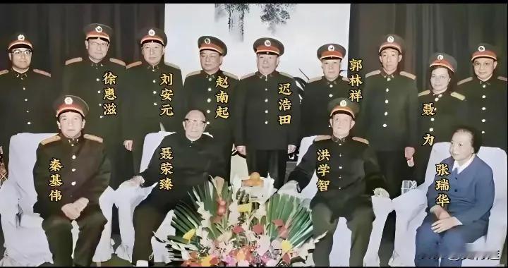 志愿军副司令员与上甘岭战役的15军军长，分别坐在聂荣臻元帅的左右两侧。他们三位都