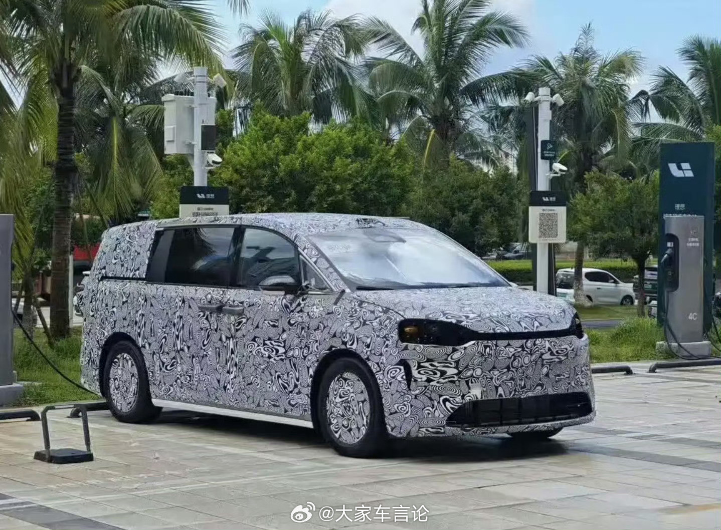 厉害的网友持续发力，这次是拍到了疑似鸿蒙智行的MPV。​​​