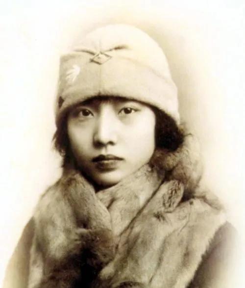 1930年，梅兰芳的养母去世，作为儿媳的孟小冬前去吊唁，却被拦在了门口。见她被羞