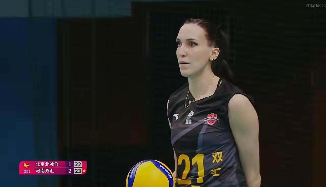 董宇晗是把双刃剑，看似挥臂动作幅度大，实则过网点相当低，极容易被拦死，正因为横向