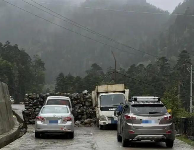 想钱想疯了！德钦自驾游客奔赴孔雀山赏雪，山道入口被堵，徒步需走30公里，换乘单人