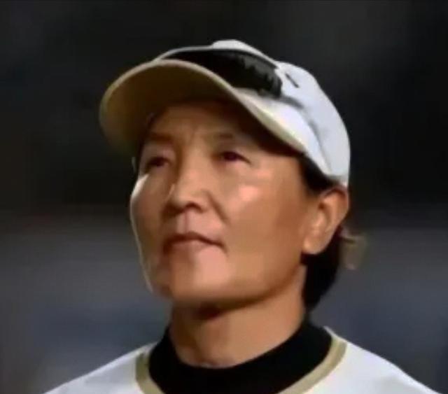 “我放弃中国国籍，成为一名日本人，就是为了打败中国队”，而她的父亲则公开回应：“