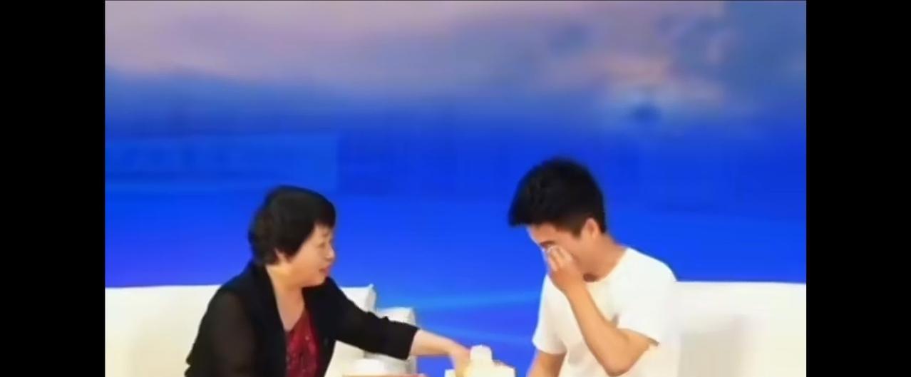董宇辉，哭了！8月31日，毕业十年后，董宇辉回母校西安外国语大学参加座谈会。