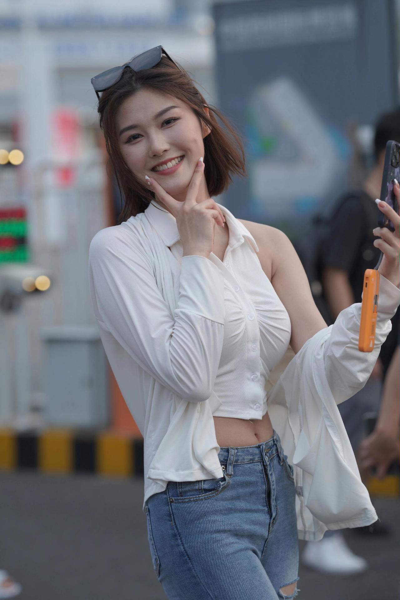 夏日街头简约穿搭永远耐看，白衬衫搭配修身牛仔裤，清爽又显身材。牛仔裤yyds牛
