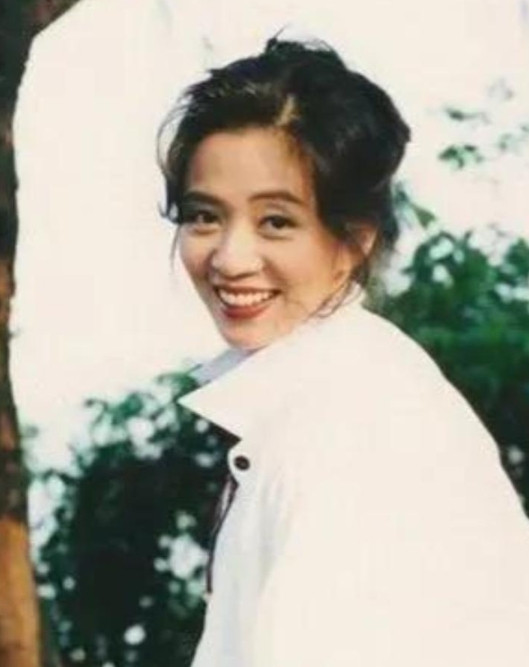 1992年，梅艳芳因为拒绝唱歌，被黄朗维打了一巴掌，没想到第二天，黄朗维就被人砍