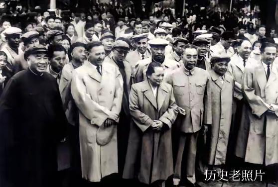 珍贵的老照片分享。上世纪50年代，周恩来，宋庆龄，朱德等同志陪同国际友人在北京