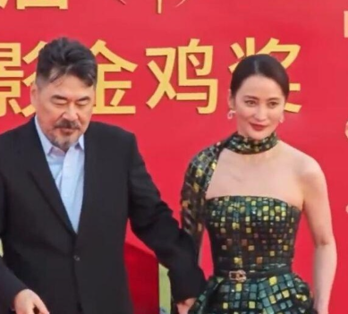 没想到，多年后50岁蒋勤勤，也把老公陈建斌熬成了“爹”？自嘲俩儿子没一个颜值随她