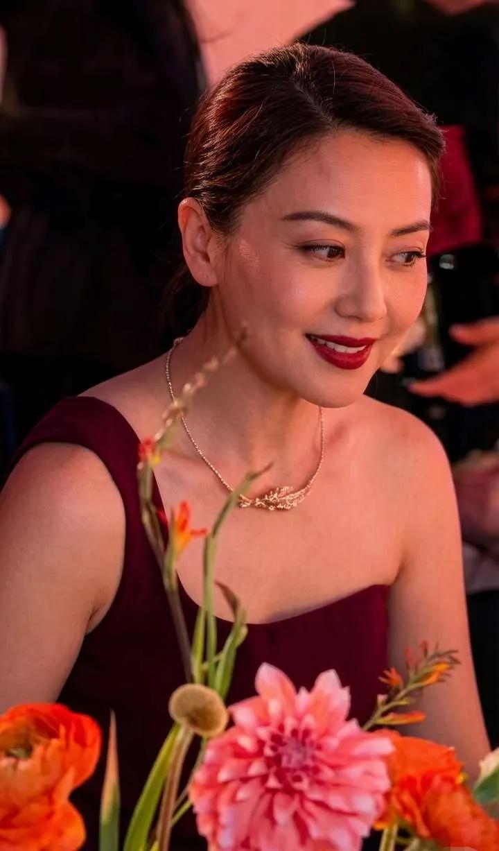 高圆圆这酒红礼服，把“姐姐的温柔贵气”焊身上了！谁懂啊！酒红露肩裙+细链，