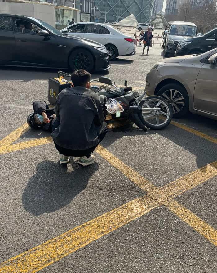 活该他富有！3月4日凌晨，杭州，一个来自湖南的外卖小哥一不小心撞上了一辆小汽车