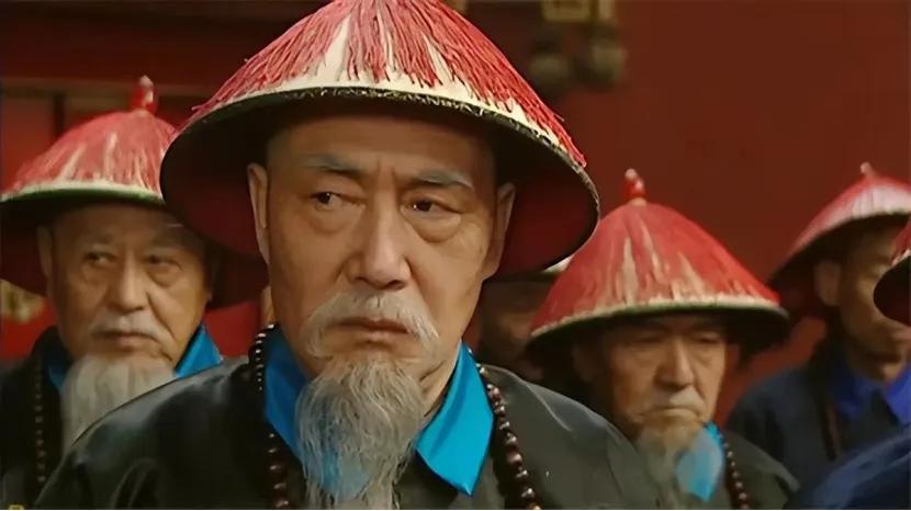 1751年，乾隆下令抄了老师张廷玉的家，谁知却搜出了36万两银子，乾隆冷笑一声，