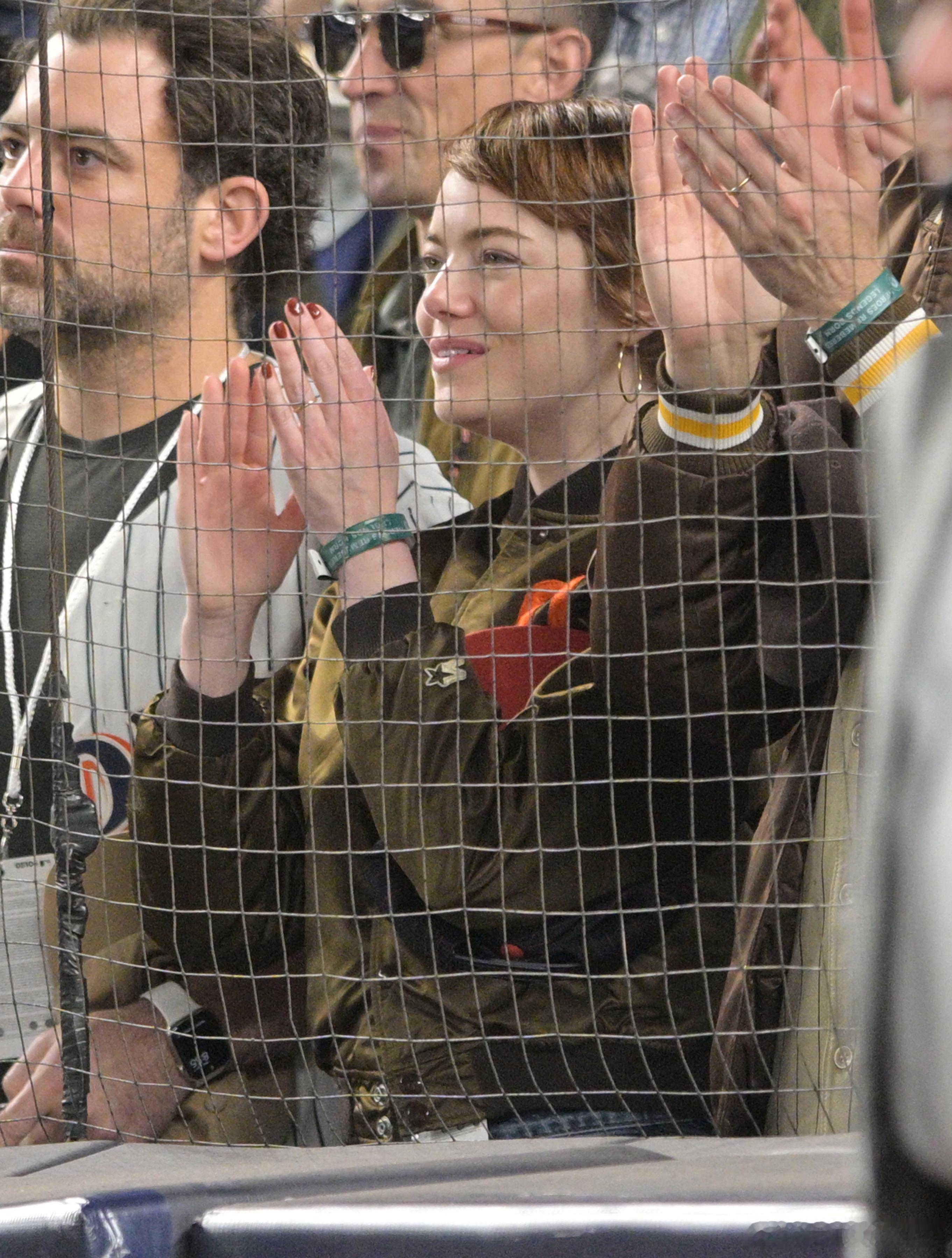 更多Emmastone艾玛斯通今天和老公DaveMcCary还有弟弟在纽约