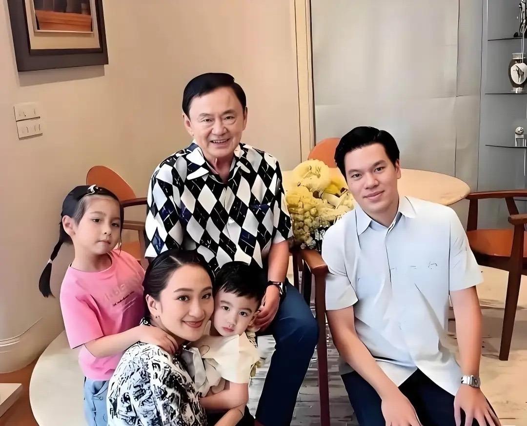 佩通坦带娃“硬核”上班！3岁女儿神似英拉，这是复制粘贴吗？谁说职场妈妈不能