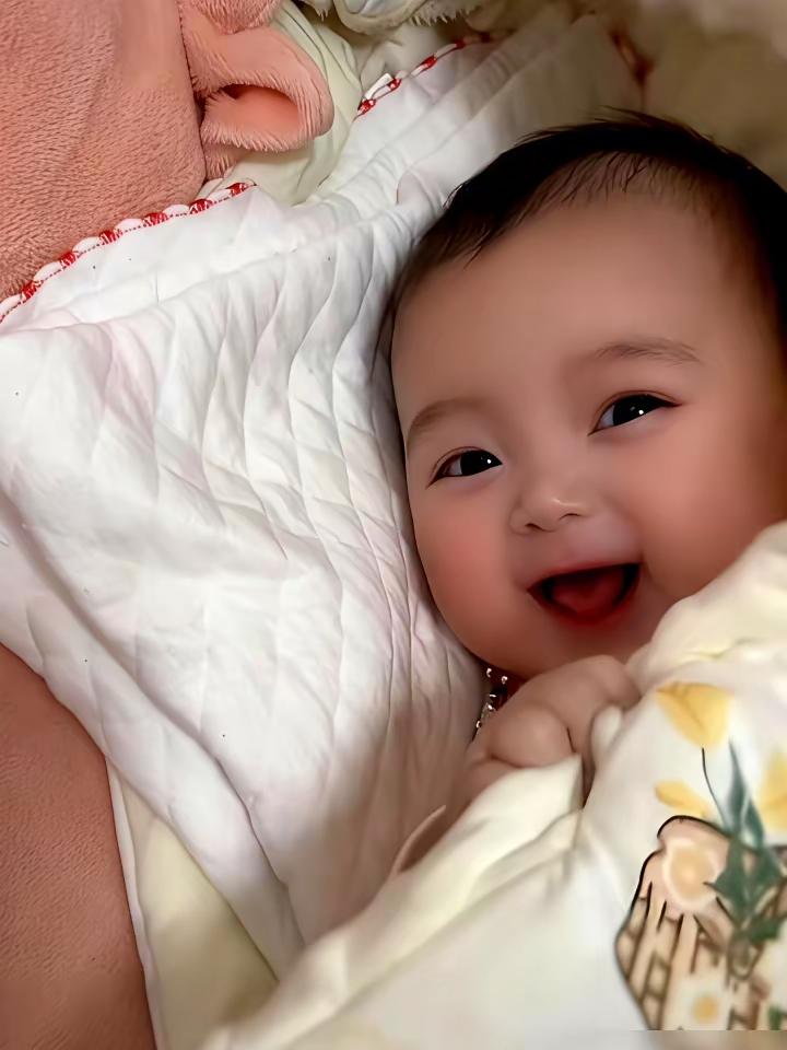 新年伊始，古巨基晒出二胎正脸照，一家四口温馨同框。大儿子温柔搂着弟弟，小家伙眉眼