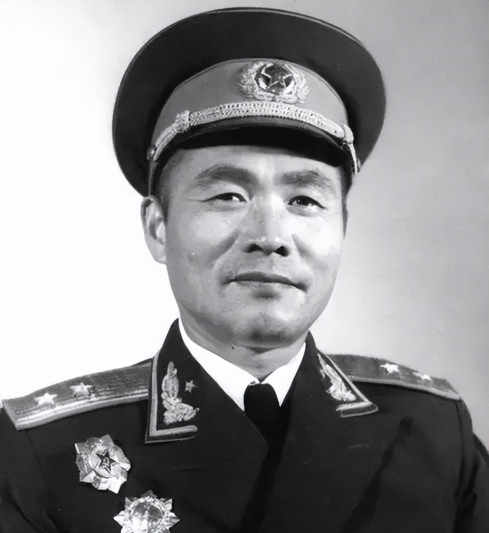 1949年，一位解放军军长夜晚借宿农户家，望着油灯下纺线的老大娘，轻声撒了个谎