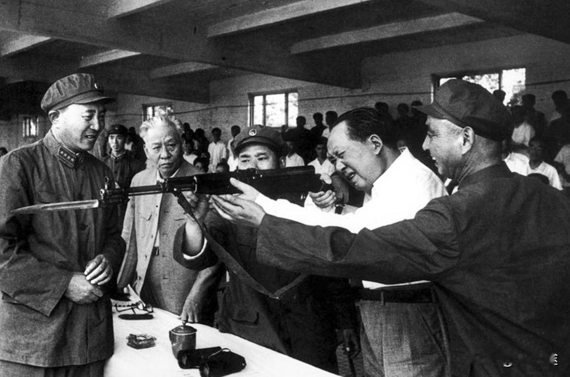 罗瑞卿大将和杨勇上将在给他们的老师介绍枪的构造，杨得志上将在后面偷笑，好温馨的画