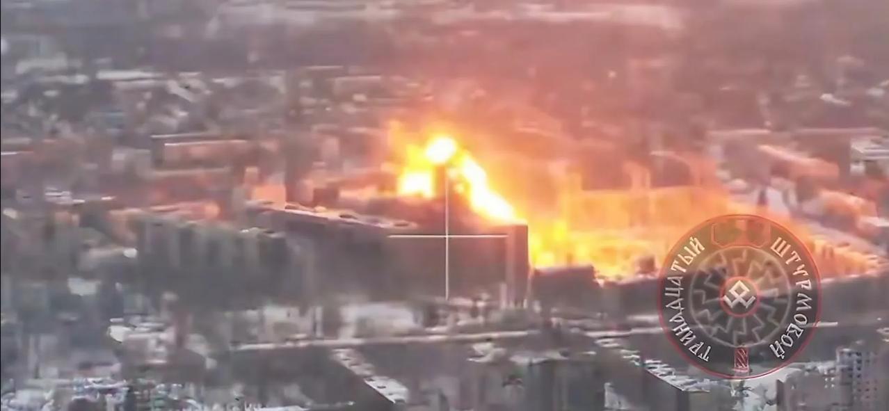 俄军对顿河康斯坦丁诺夫卡第二小区–中心区–铜矿区乌军驻守的楼房投掷了三枚滑翔制导