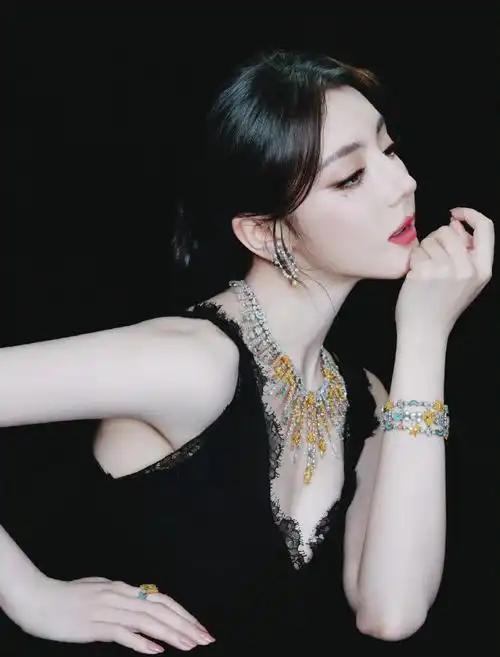 迪丽热巴，同样姿势拍了两年。这也太美了吧，每年都是同一个姿势拍一款珠宝广告海报。