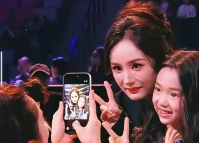 视频里，董璇举着手机，一脸慈母笑，准备跟小姐妹杨幂还有她闺女小酒窝来张萌萌哒合影