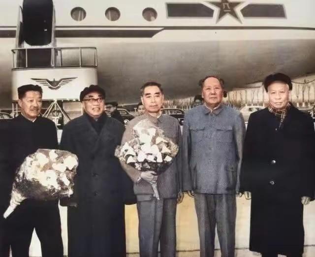 朱德评价毛主席的一句话，为什么最接地气？今天聊聊朱德朱老总。他这一辈子，追随