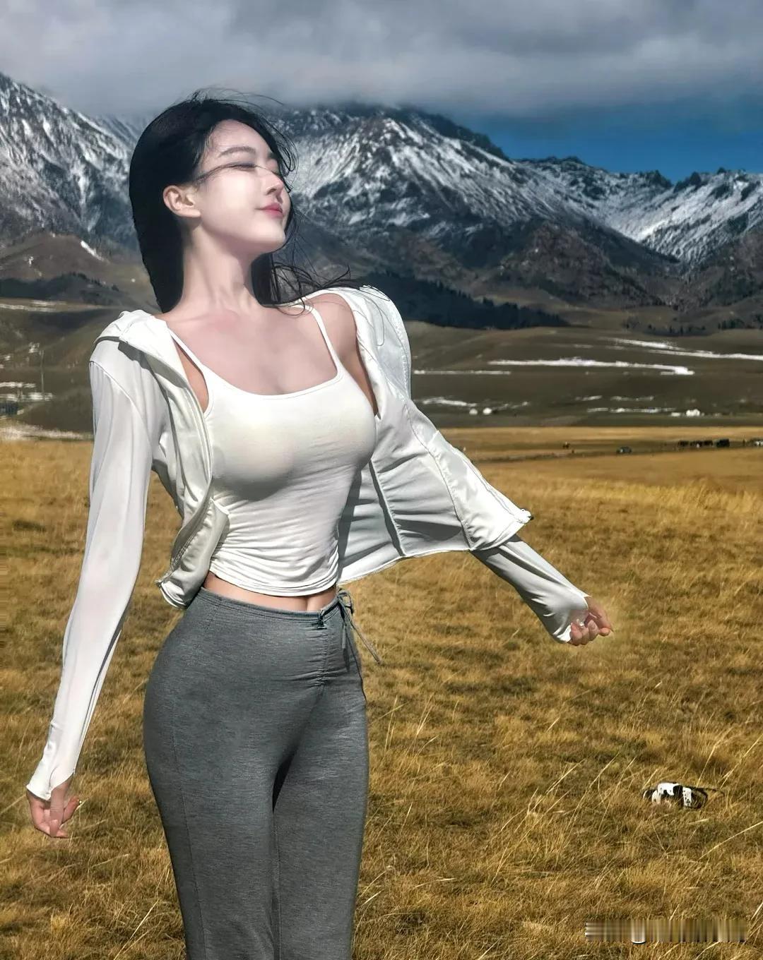 我跟闺蜜去草原玩，刚下车，她就跟打了鸡血似的，说要拍美美的照片发朋友圈。她摆好姿