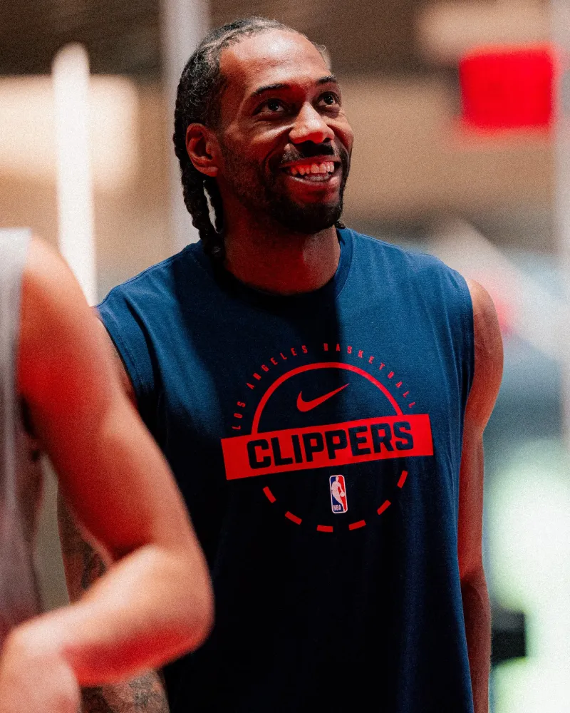 明日，快船对阵国王的比赛即将开始。赛前，快船官方社媒分享科怀-伦纳德休息日的