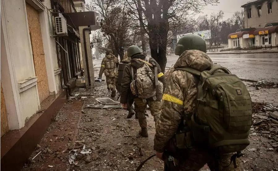 乌军在季米特洛夫的残余兵力已经收缩到市区北部，处境非常糟糕。乌克兰媒体称，俄军在