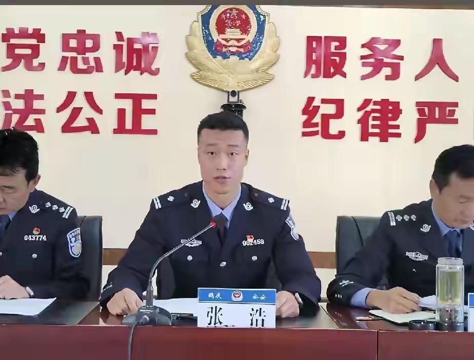 两杠三坐两边，两杠一坐中间大家觉得中间这位三督，应该是什么级别的领导，我觉得最
